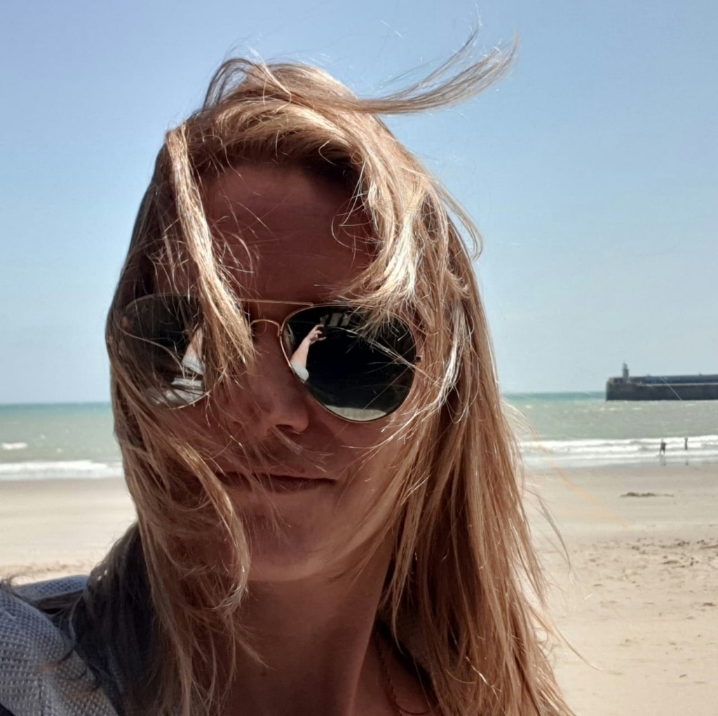 豈料Georgina Cooper 和丈夫在希臘科斯島旅遊途中感到身體不適,前往島上醫院治療,但因病情加重,後來又出動直升機轉院到設備更完善的克里特島接受進一步治療,並住進加護病房搶救5天後傳出噩耗。 豈料Georgina Cooper 和丈夫在希臘科斯島旅遊途中感到身體不適,前往島上醫院治療,但因病情加重,後來又出動直升機轉院到設備更完善的克里特島接受進一步治療,並住進加護病房搶救5天後傳出噩耗。