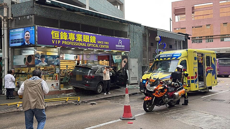 私家車撞毀店舖門口。fb：車cam L（香港群組）