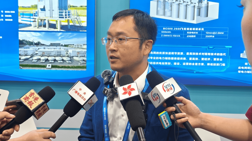 貝肯新能源常務副總王欣接受《星島》採訪。
