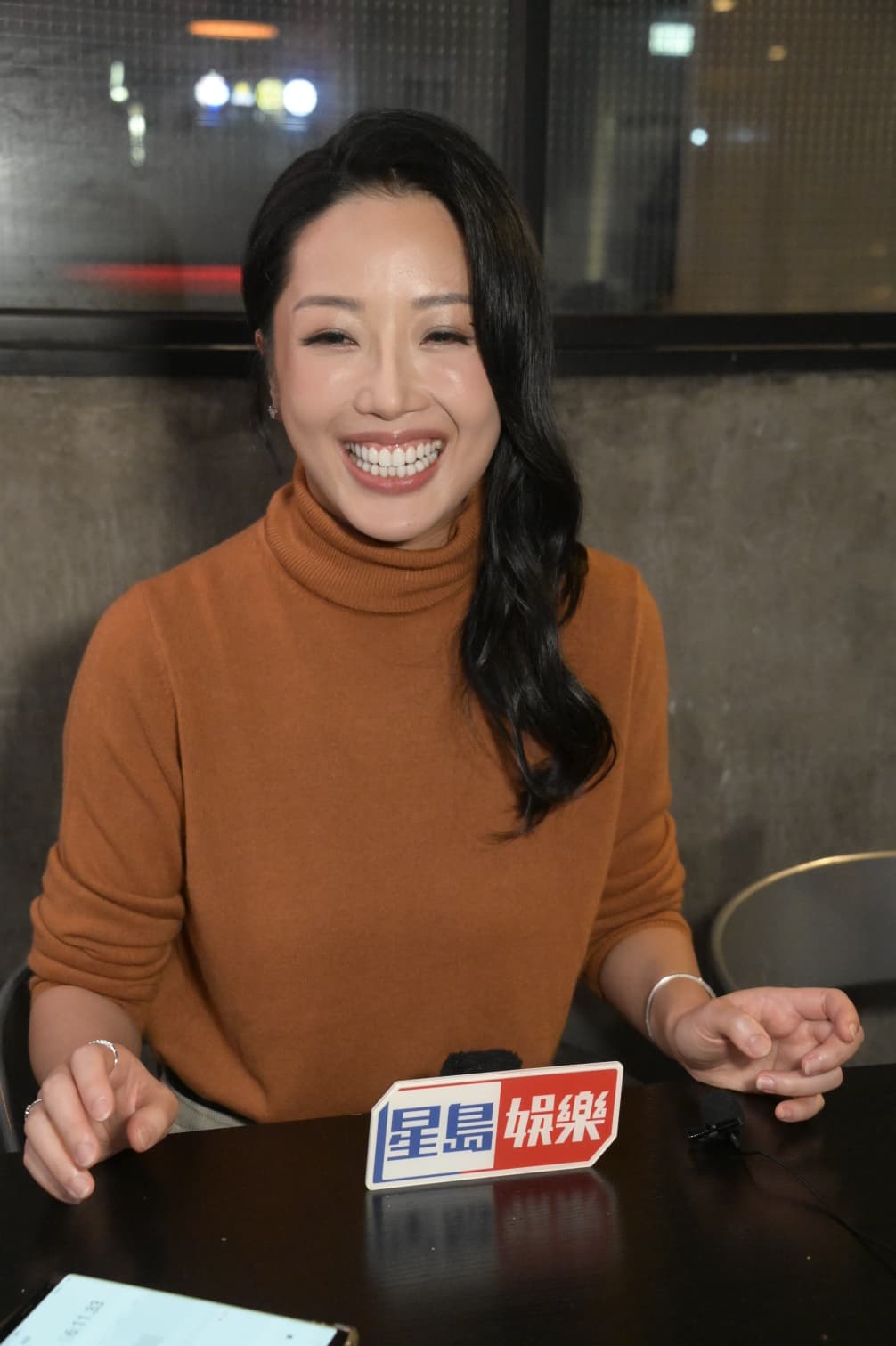 問到緋聞可有嚇怕追求者？她笑稱沒有追求者，又自認「宅女」，專心工作。