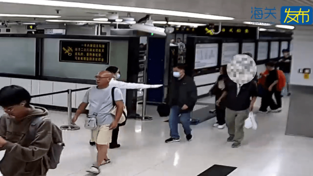 羅湖口岸男旅客行色匆匆,被關員截查。 海關發布 羅湖口岸男旅客行色匆匆,被關員截查。 海關發布