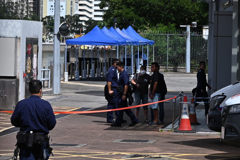 死者的家人到水警基地认尸。