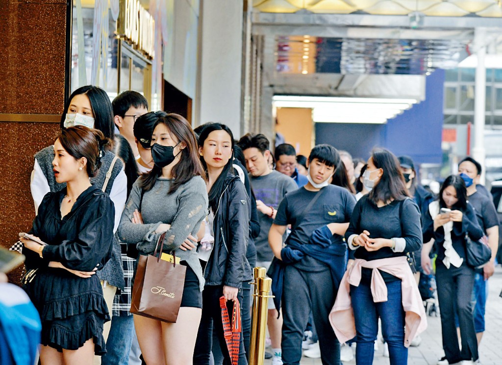 政府指本地消费气氛随着经济持续增长而逐步改善，加上访港游客数目蓬勃增长，将继续对零售业务有利。资料图片