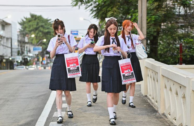 杭州女遊客穿泰國校服放上社交平台，被當地傳媒廣泛報道。 泰國網