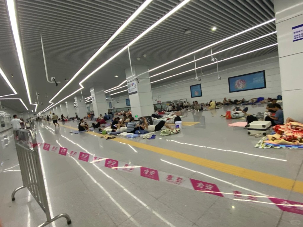 深圳全市已疏散26萬人，部份人躲入地鐵站內避難。小紅書＠躺平路上