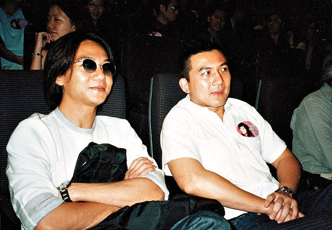 作曲家黃尚偉（右）於2002年12月跟圈外設計師女友結婚。