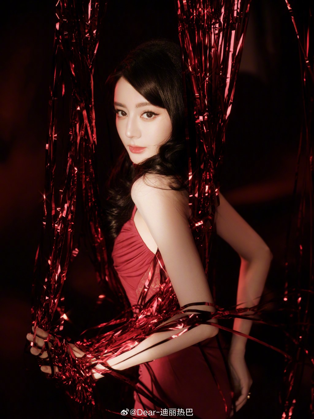 迪麗熱巴傳受中東戰火影響，在杜拜滯留3日，要缺席巴黎的活動。微博