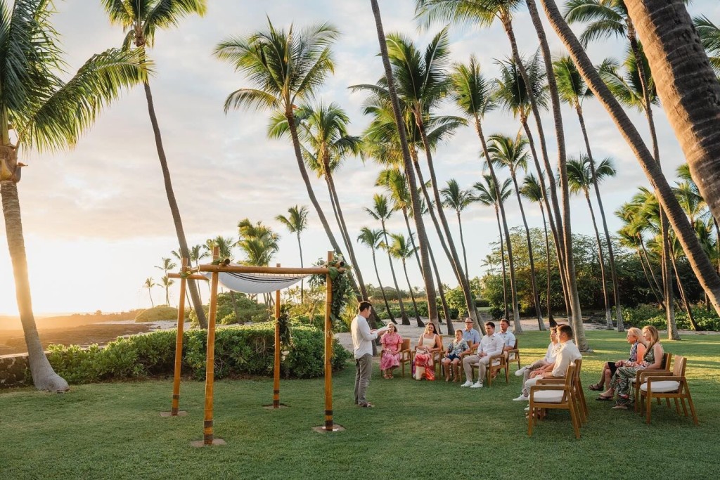 婚礼地点位于阿特曼在夏威夷的住处附近，有10多人观礼。