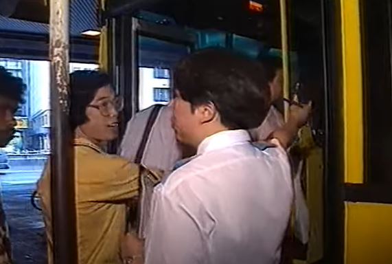 1993年9月城巴接办港岛26条巴士线，黄女当时已在车站工作。