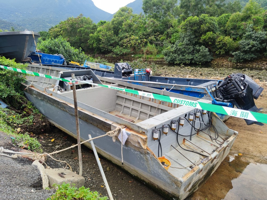 在東涌牛凹村共檢獲39艘懷疑非法改裝或建造的快艇。