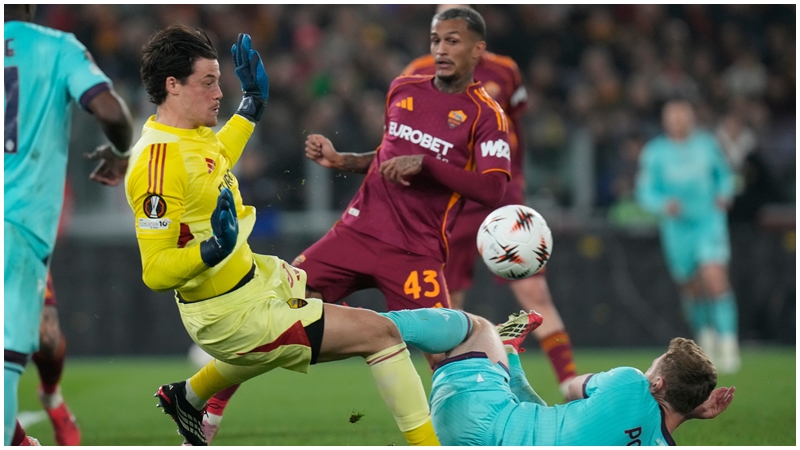 施維拿（黃衫）的成功撲救屬意甲前3。AP