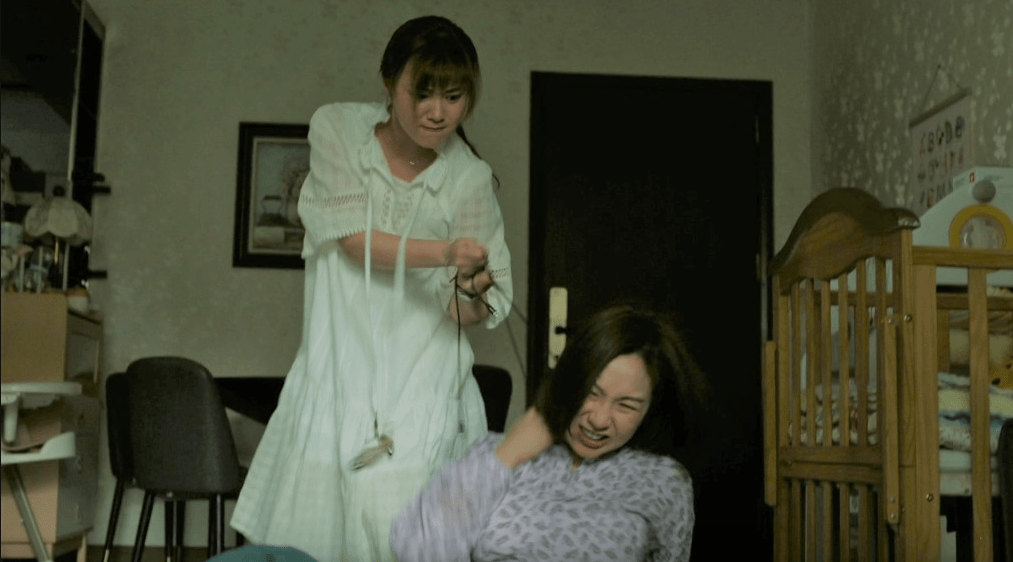 《重案解密》中,瘋婦朱晨麗用電線勒住大肚婆莊思敏! 《重案解密》中,瘋婦朱晨麗用電線勒住大肚婆莊思敏!
