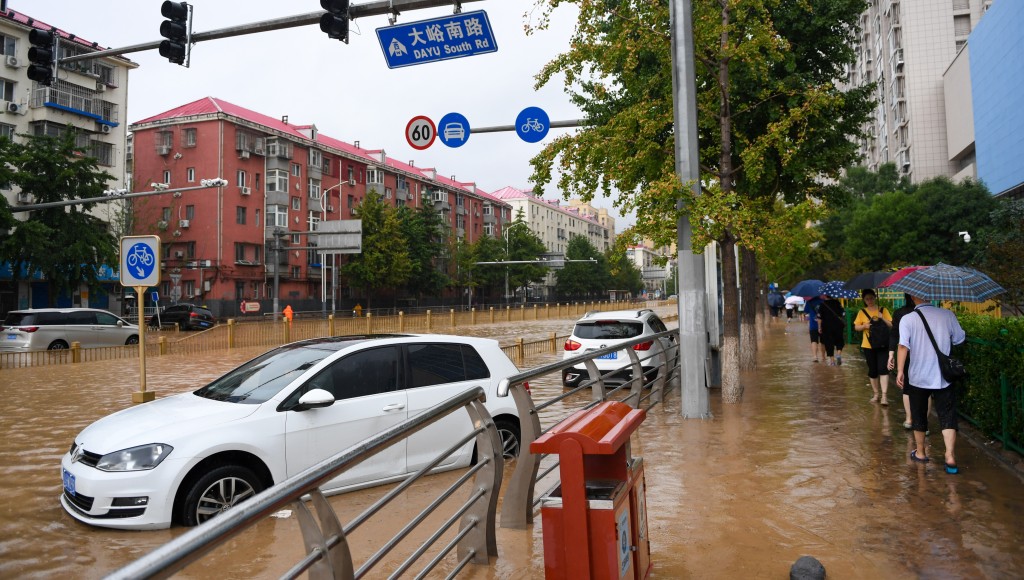 北京部分街道變成河流。　新華社