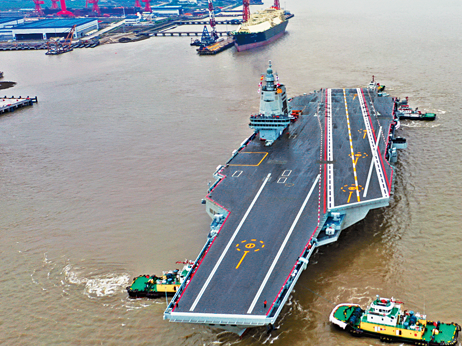 拖船正將福建艦拖離碼頭。