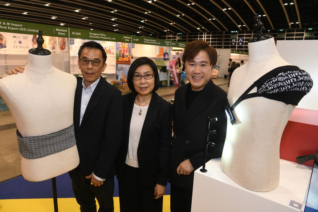 Knitwarm的三人設計團隊，包括吳錦權（左）和郭秋萍（中）、郭志雄（右），他們設計出多款布料升溫專利的護理產品。