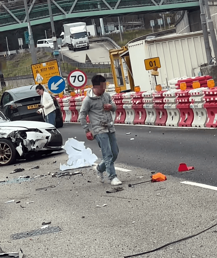 男傷者衣衫沾血。fb：上水人大聯盟