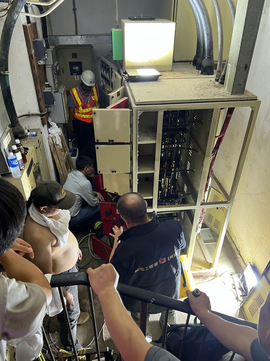 承建商已初步完成電機房的修復工作，爭取中午12時測試供電系統安全是否正常運作。梁熙fb