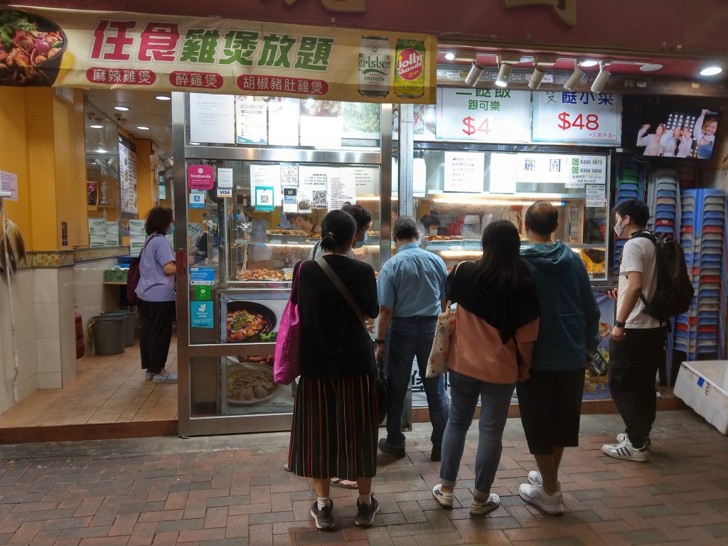 疫情期间另一间受大众关注的平价饭店，便是由打冷转型为两餸饭的荃湾丽园饭店。(香港两餸关注组FB)