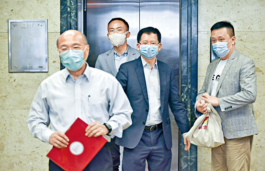 ■數名教育界人士昨為試題風波發表意見。