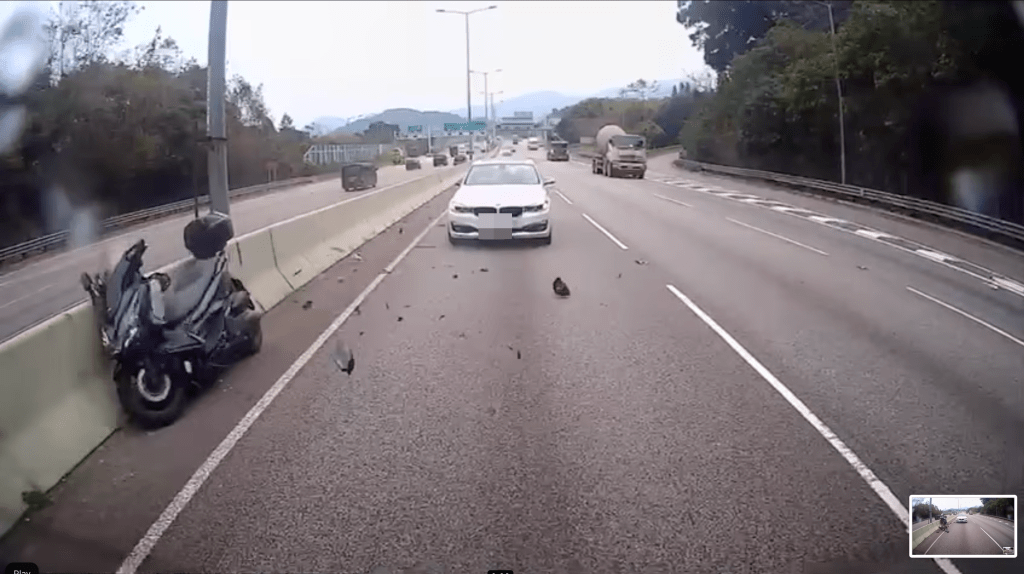 電單車失控撞向路壆。FB 車cam L(香港群組)片段截圖 電單車失控撞向路壆。FB 車cam L(香港群組)片段截圖