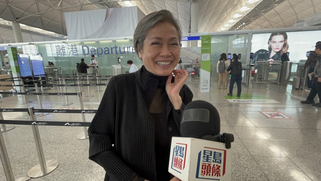 黃太與丈夫及女兒一同前往澳洲探親。