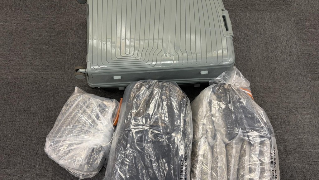 警方展示檢獲的證物。