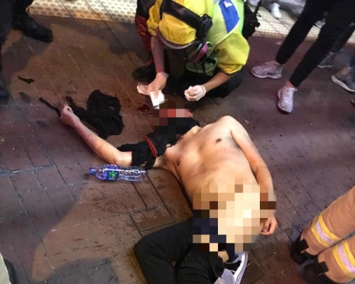 一名男子被毆打倒地。網上圖片