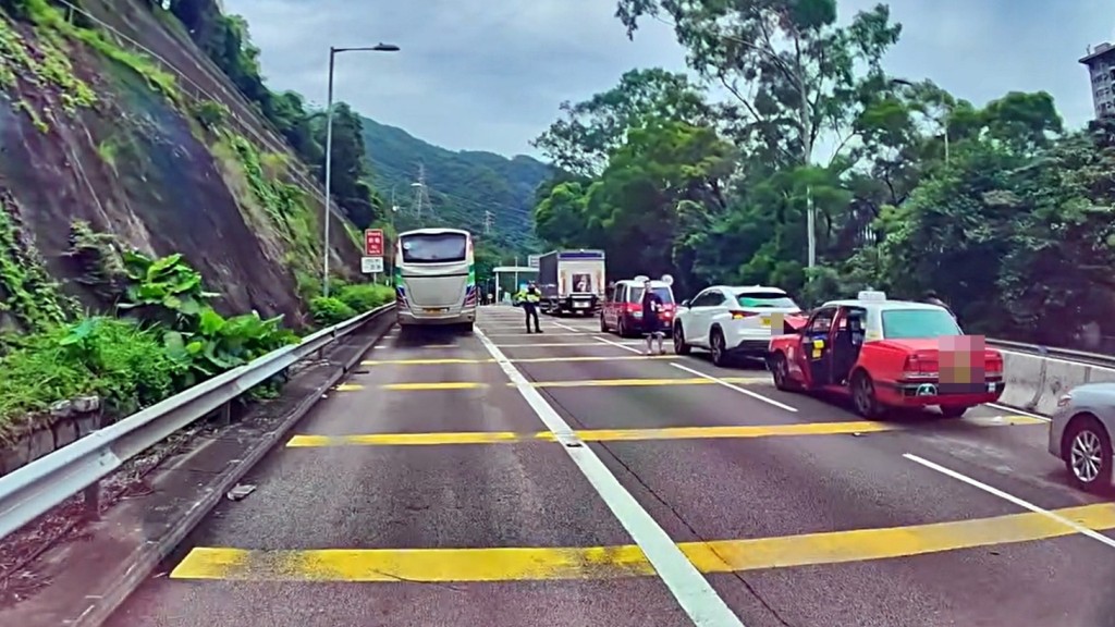 獅子山隧道公路2宗意外涉10車相撞。fb車cam L（香港群組）影片截圖