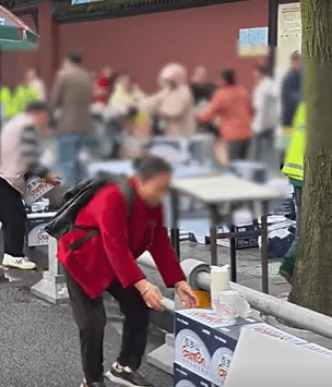 成都市民哄搶馬拉松物資。小紅書@跑馬去旅行 成都市民哄搶馬拉松物資。小紅書@跑馬去旅行