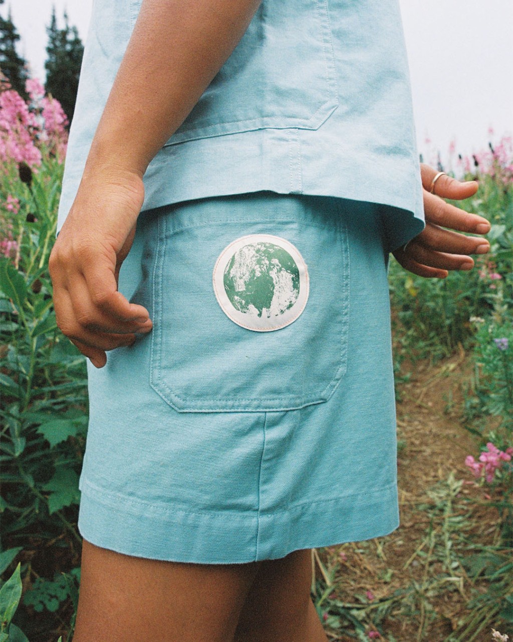 飾以世界地球日標誌的女裝短裙/$690/The North Face。