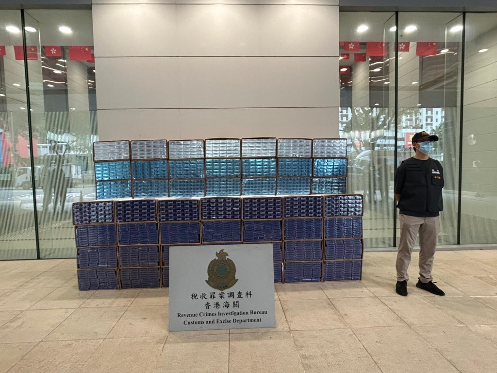 海關於洪水橋的鐵皮場內檢獲約468萬支懷疑未完稅香煙,估計市值約2117萬元。 海關於洪水橋的鐵皮場內檢獲約468萬支懷疑未完稅香煙,估計市值約2117萬元。