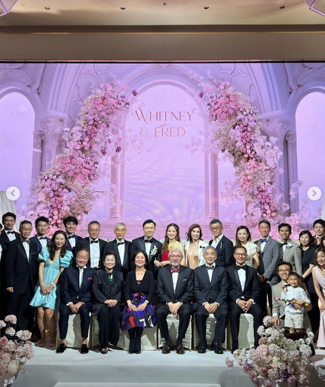 今次婚宴雲集政商演藝界名人,包括前財政司司長曾俊華夫婦、麥明詩與盛勁為、洪永城與梁諾妍等到場祝賀,場面盛大。 今次婚宴雲集政商演藝界名人,包括前財政司司長曾俊華夫婦、麥明詩與盛勁為、洪永城與梁諾妍等到場祝賀,場面盛大。