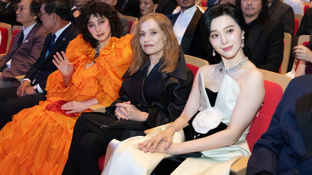 同場還有法國影后伊莎貝爾·于佩爾(Isabelle Huppert)、范冰冰。 同場還有法國影后伊莎貝爾·于佩爾(Isabelle Huppert)、范冰冰。