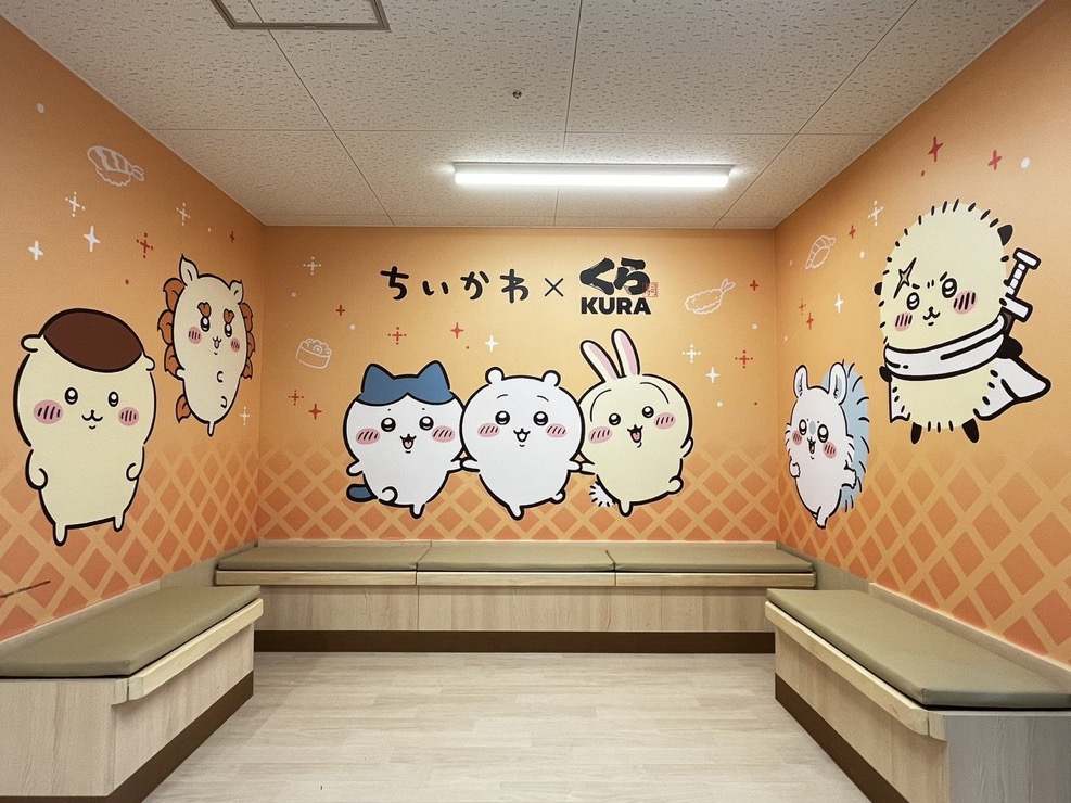 「吉伊卡哇」活動期間藏壽司裝飾店內推廣。@OMOCHI_tyatya / X