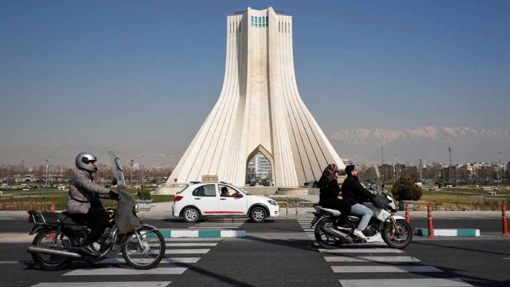 印度強烈呼籲該國公民盡快離開伊朗。美聯社