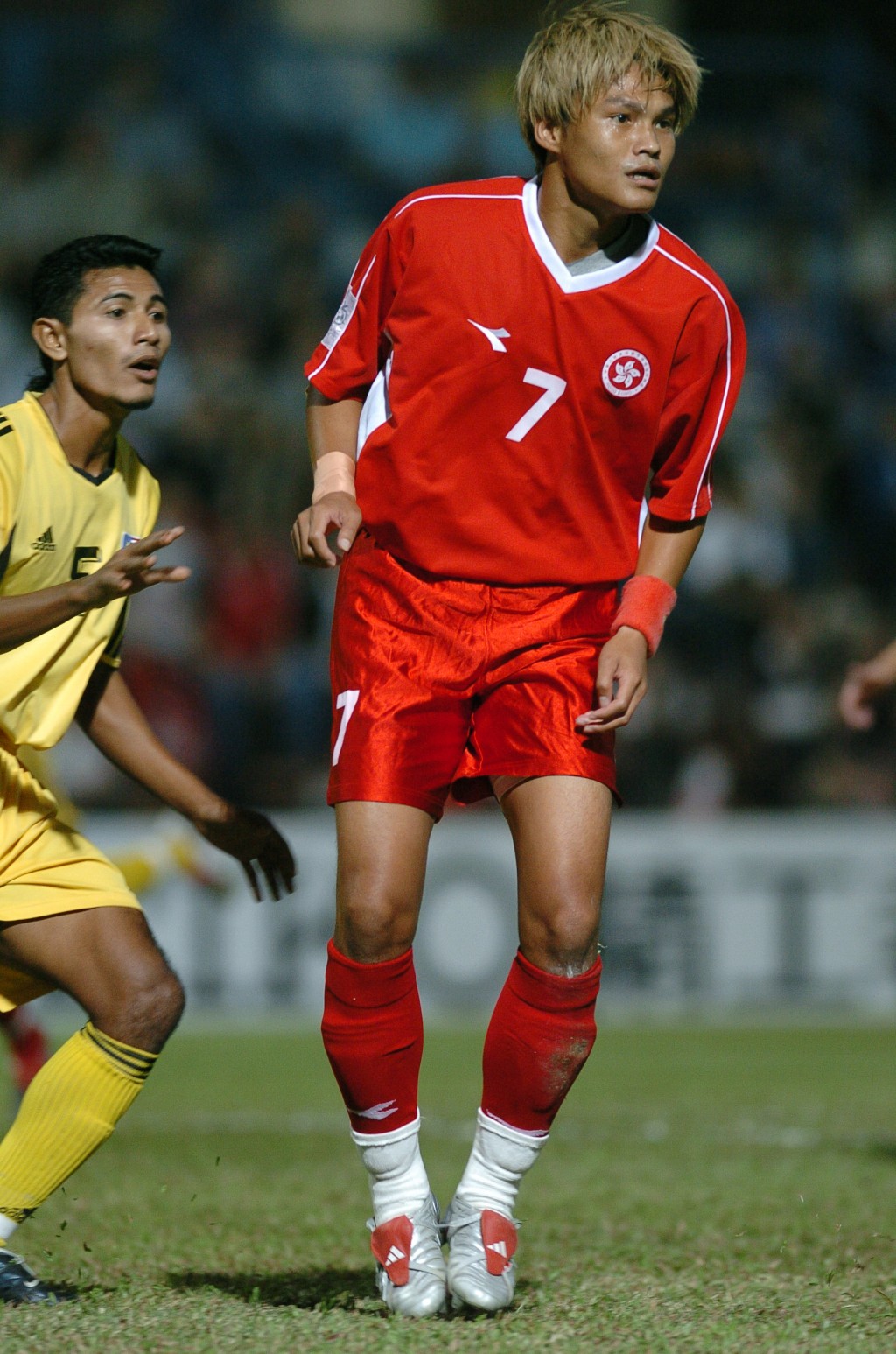 2004年,港隊出戰2006年世界盃亞洲區外圍賽,僅得6分。圖為港隊前鋒歐偉倫(紅衫)。 2004年,港隊出戰2006年世界盃亞洲區外圍賽,僅得6分。圖為港隊前鋒歐偉倫(紅衫)。