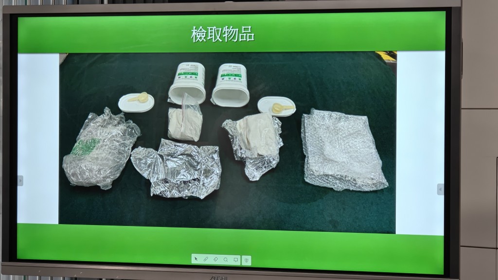 成人奶粉樽內藏有850克依托咪酯粉。黃文威攝