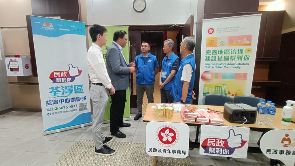 颱風「泰利」襲港,署理民政及青年事務局局長梁宏正今日到油麻地及荃灣梨木樹兩個臨時庇護中心視察。民政及青年事務局fb