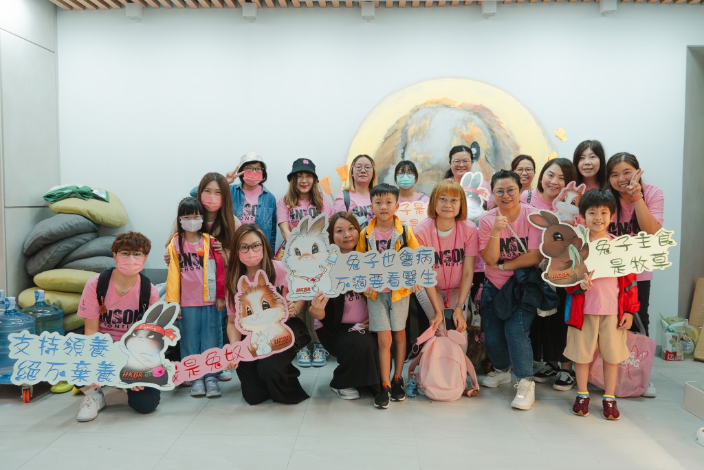 一眾神徒穿上粉紅會Tee，前往位於荃灣探訪「香港救兔之家」。