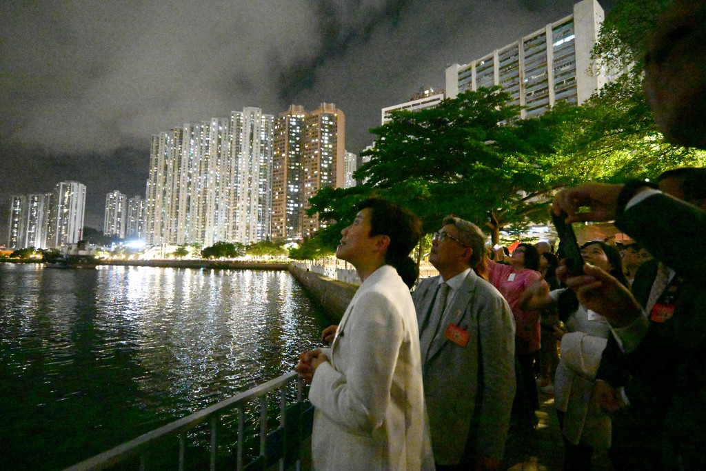 海关关长何珮珊 出席荃湾各界庆祝香港回归27周年“庆回归无人机表演”活动。 苏正谦摄