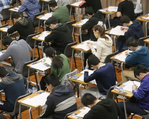 調查指85%受訪應屆文憑試考生認為文憑試筆試應延期。 資料圖片