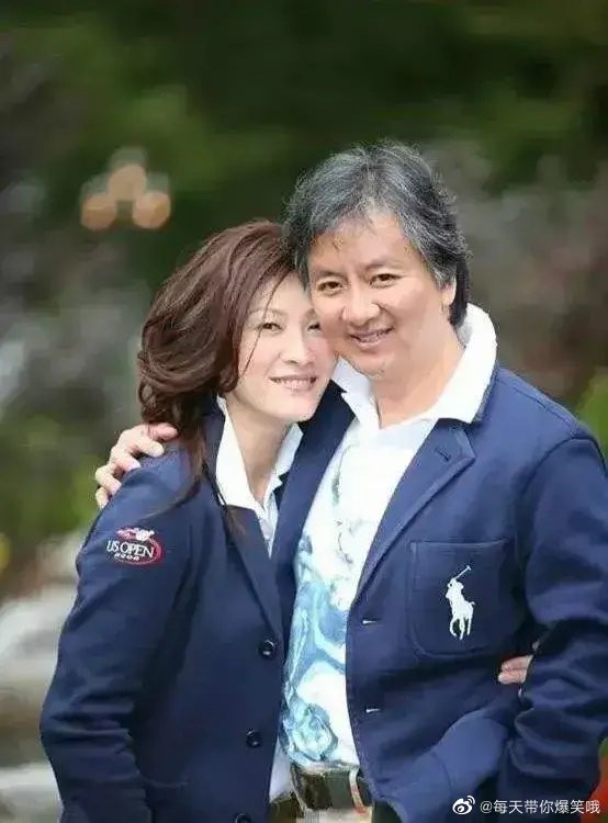 現年62歲的鍾家鴻是陳慧珊第二任老公，兩人在2006年結婚，其後育有一女。