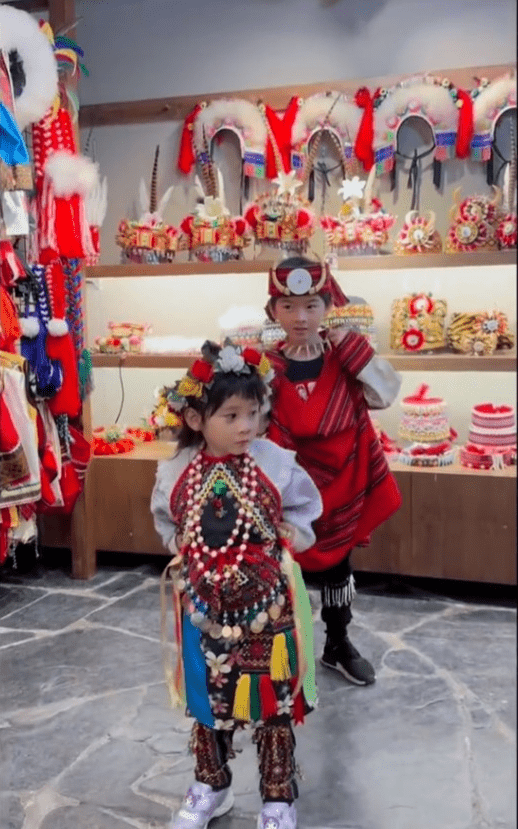 两个小朋友跟著姑妈苟芸慧来到台湾的九族文化村旅行。