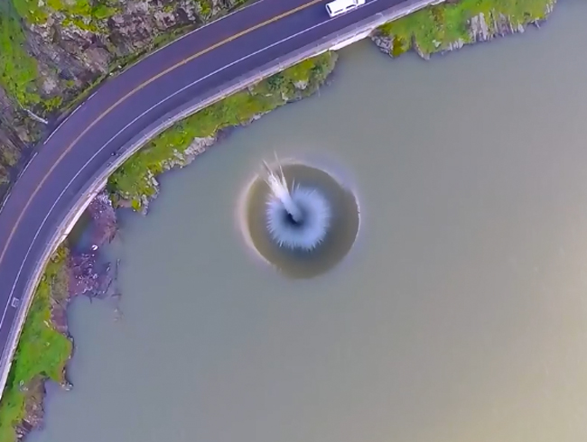 當地人稱巨型吸水洞為光榮洞（Glory hole）。 網圖