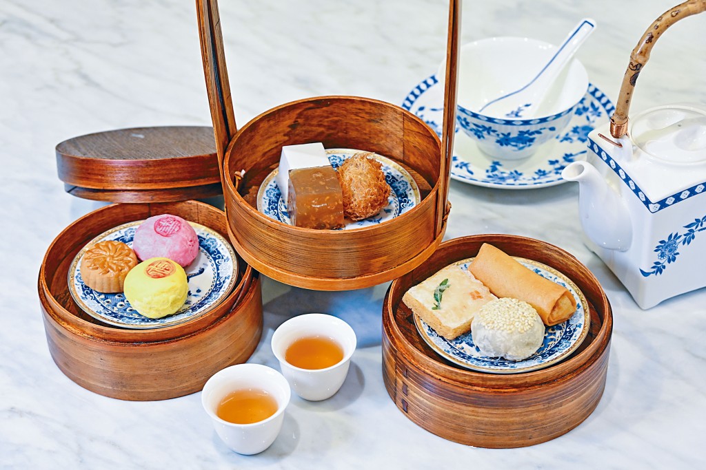 融合英式下午茶的风味，共有九款不同口味的咸甜糕点，包括虾多士、棋子饼及豆沙芋枣等，精致巧手。
　　