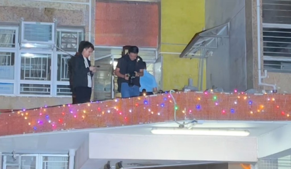 警員在大廈平台調查。