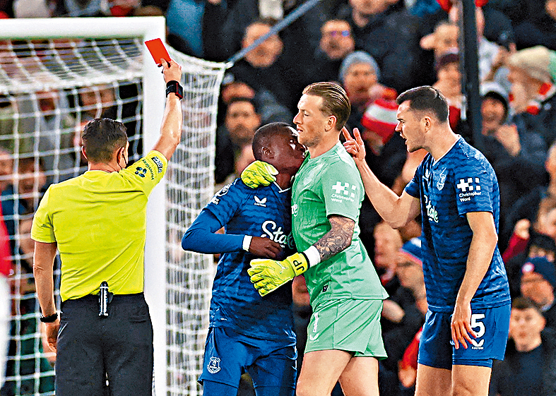 伊祖沙古爾（左二）因掌摑米高堅尼（右一），被球證出示紅牌將他驅逐出場。