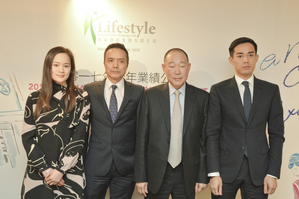劉鑾鴻（左2）和一對子女劉今蟾（左1）和劉今晨（右1）合影。