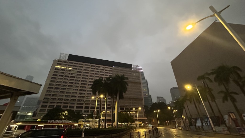 本港地區今日大致多雲,有幾陣雨。蔡楚輝攝 本港地區今日大致多雲,有幾陣雨。蔡楚輝攝