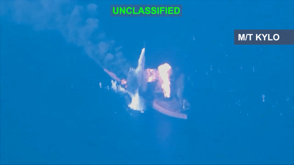 美軍炸毀伊朗油輪,以報復IRGC攻擊美軍航空母艦和導彈驅逐艦。 CENTCOM 美軍炸毀伊朗油輪,以報復IRGC攻擊美軍航空母艦和導彈驅逐艦。 CENTCOM